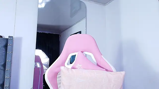 Snapshot of GraceWallace_ chatting on April 1, 4:57 am GraceWallace online show from April 1, 4:57 am