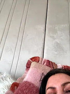 Desire-XOXOX online show from September 22, 1:35 pm