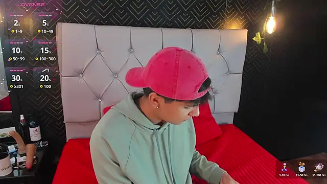 Snapshot of Thiago_Kozak chatting on November 1, 1:57 pm Thiago Kozak online show from November 1, 1:57 pm