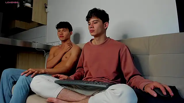 2Amateur Guys online show from February 12, 11:00 pm