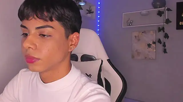 Snapshot of Thomas_wil chatting on October 16, 6:25 am Thomas wil online show from October 16, 6:25 am