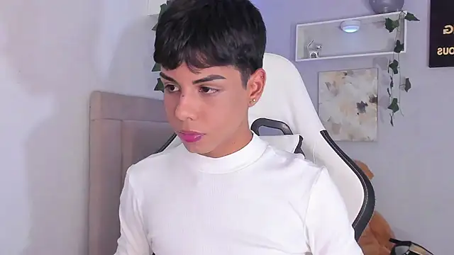 Snapshot of Thomas_wil chatting on October 18, 6:37 am Thomas wil online show from October 18, 6:37 am