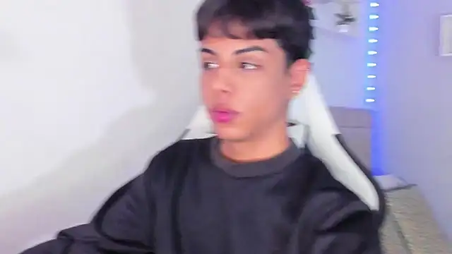 Snapshot of Thomas_wil chatting on October 24, 6:43 am Thomas wil online show from October 24, 6:43 am