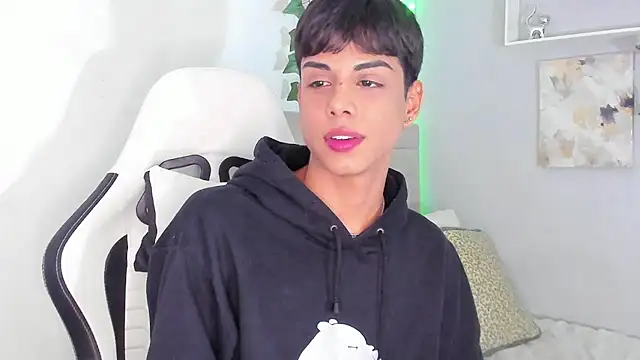 Snapshot of Thomas_wil chatting on October 26, 7:47 am Thomas wil online show from October 26, 7:47 am