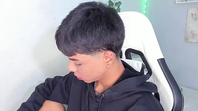 Snapshot of Thomas_wil chatting on October 29, 7:21 am Thomas wil online show from October 29, 7:21 am