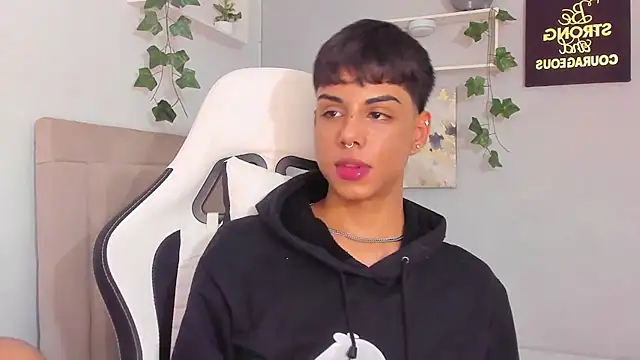 Snapshot of Thomas_wil chatting on November 13, 4:55 am Thomas wil online show from November 13, 4:55 am