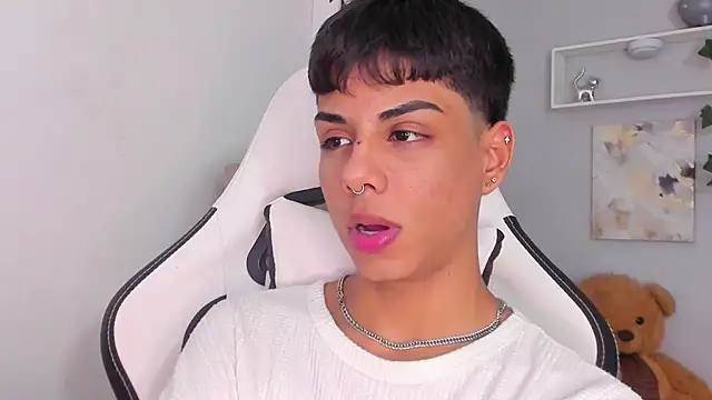 Snapshot of Thomas_wil chatting on November 14, 6:45 am Thomas wil online show from November 14, 6:45 am