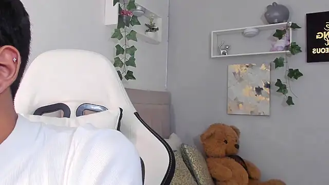 Snapshot of Thomas_wil chatting on November 18, 6:40 am Thomas wil online show from November 18, 6:40 am