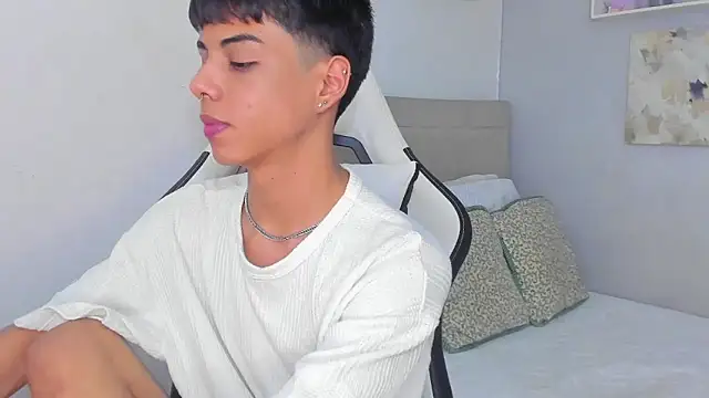 Snapshot of Thomas_wil chatting on February 5, 6:18 am Thomas wil online show from February 5, 6:18 am