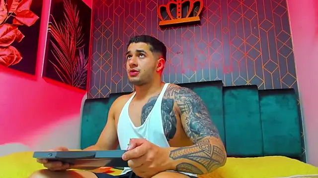 Snapshot of king_falconer chatting on September 13, 6:02 am king falconer online show from September 13, 6:02 am