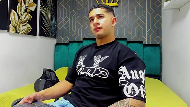 Snapshot of king_falconer chatting on September 14, 8:13 am king falconer online show from September 14, 8:13 am