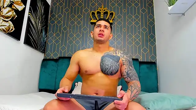 Snapshot of king_falconer chatting on September 27, 3:11 am king falconer online show from September 27, 3:11 am