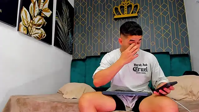 Snapshot of king_falconer chatting on October 9, 12:52 am king falconer online show from October 9, 12:52 am