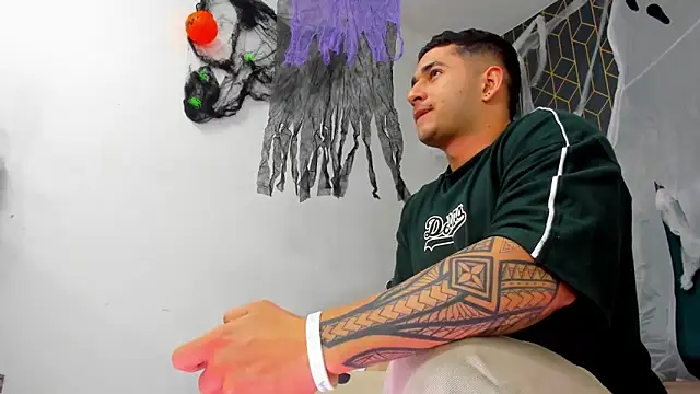 Snapshot of king_falconer chatting on October 14, 4:02 am king falconer online show from October 14, 4:02 am