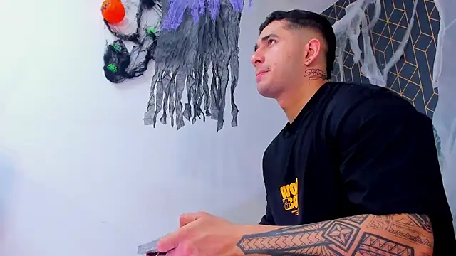 Snapshot of king_falconer chatting on October 19, 1:06 am king falconer online show from October 19, 1:06 am