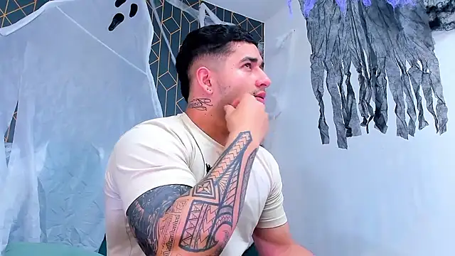 Snapshot of king_falconer chatting on October 23, 3:39 am king falconer online show from October 23, 3:39 am