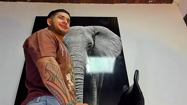 Snapshot of king_falconer chatting on October 29, 2:47 am king falconer online show from October 29, 2:47 am