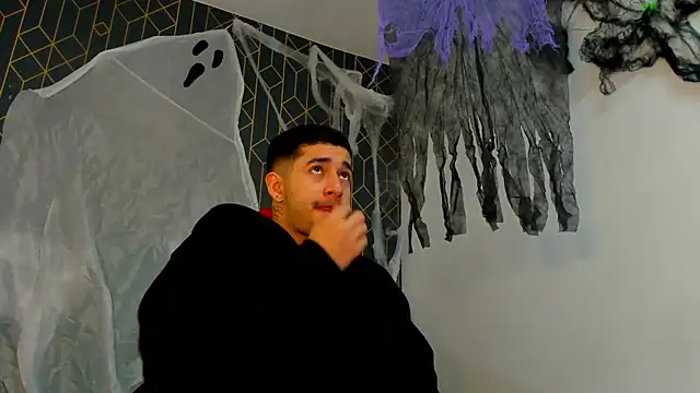 Snapshot of king_falconer chatting on October 30, 2:35 am king falconer online show from October 30, 2:35 am