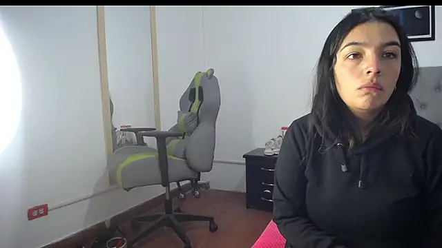 Snapshot of Esmeraldaa- chatting on September 23, 5:21 am Esmeraldaa- online show from September 23, 5:21 am