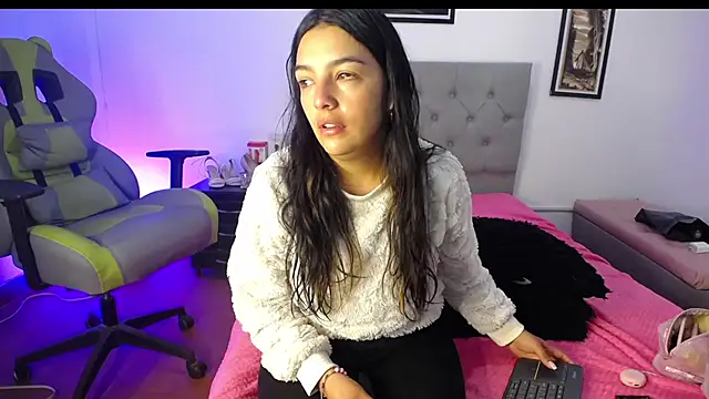 Snapshot of Esmeraldaa- chatting on October 4, 4:32 am Esmeraldaa- online show from October 4, 4:32 am