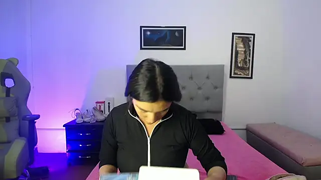 Snapshot of Esmeraldaa- chatting on October 5, 4:33 am Esmeraldaa- online show from October 5, 4:33 am