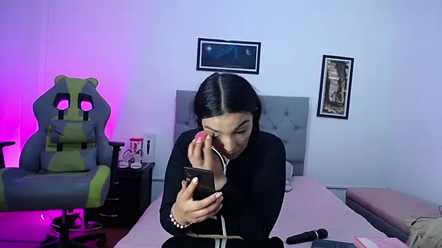 Snapshot of Esmeraldaa- chatting on October 16, 4:13 am Esmeraldaa- online show from October 16, 4:13 am