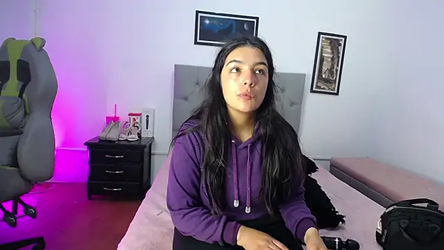 Snapshot of Esmeraldaa- chatting on October 18, 4:59 am Esmeraldaa- online show from October 18, 4:59 am