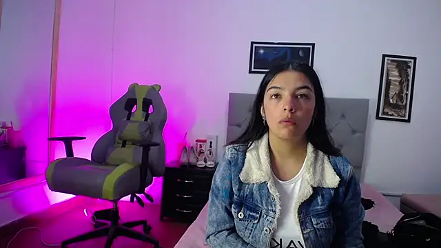 Snapshot of Esmeraldaa- chatting on October 22, 4:24 am Esmeraldaa- online show from October 22, 4:24 am