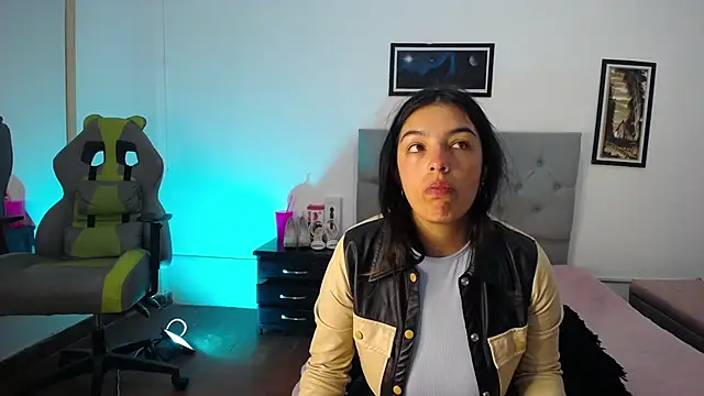 Snapshot of Esmeraldaa- chatting on October 23, 4:01 am Esmeraldaa- online show from October 23, 4:01 am