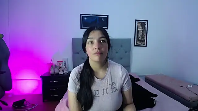 Snapshot of Esmeraldaa- chatting on October 24, 4:20 am Esmeraldaa- online show from October 24, 4:20 am