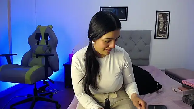 Snapshot of Esmeraldaa- chatting on October 25, 4:20 am Esmeraldaa- online show from October 25, 4:20 am