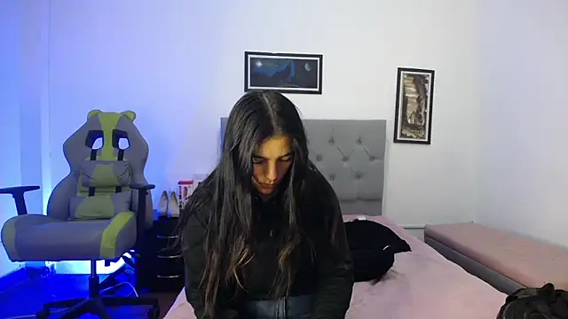 Snapshot of Esmeraldaa- chatting on October 28, 5:00 am Esmeraldaa- online show from October 28, 5:00 am