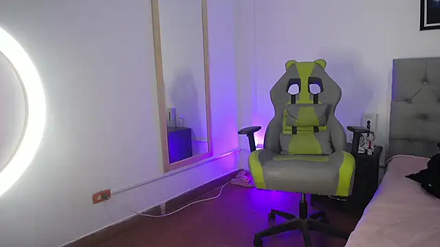 Snapshot of Esmeraldaa- chatting on October 31, 3:51 am Esmeraldaa- online show from October 31, 3:51 am