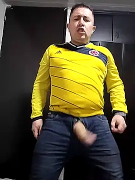 Snapshot of BigCristh79 chatting on March 26, 7:19 pm BigCristh79 online show from March 26, 7:19 pm