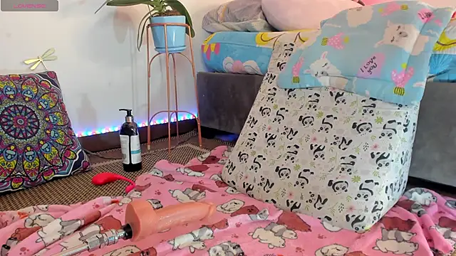 Snapshot of princessluna_19 chatting on April 28, 2:27 am princessluna 19 online show from April 28, 2:27 am