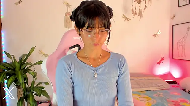 Snapshot of princessluna_19 chatting on May 16, 10:41 pm princessluna 19 online show from May 16, 10:41 pm