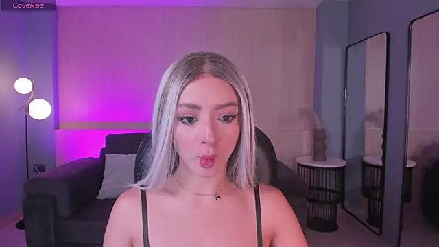 IsabellaMoreau online show from May 7, 7:52 pm
