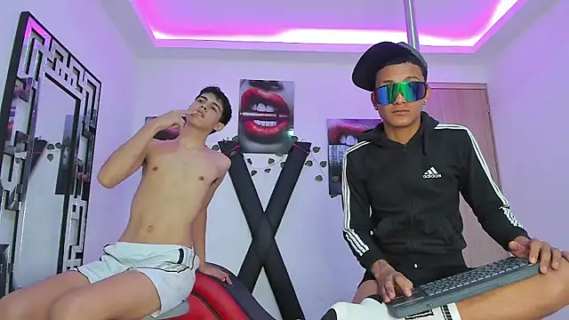 Snapshot of TWINKS_FRIENDS chatting on September 30, 7:24 am TWINKS FRIENDS online show from September 30, 7:24 am