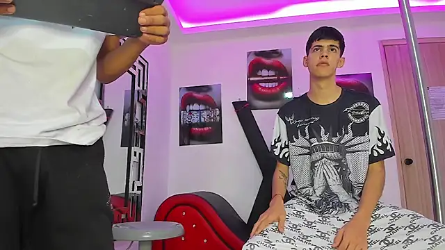 Snapshot of TWINKS_FRIENDS chatting on October 10, 7:18 am TWINKS FRIENDS online show from October 10, 7:18 am