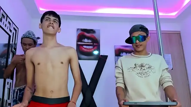 Snapshot of TWINKS_FRIENDS chatting on October 20, 2:45 am TWINKS FRIENDS online show from October 20, 2:45 am