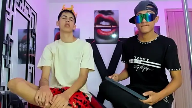 Snapshot of TWINKS_FRIENDS chatting on October 27, 7:23 am TWINKS FRIENDS online show from October 27, 7:23 am