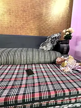 Iampriyaaa15 online show from May 13, 6:33 am
