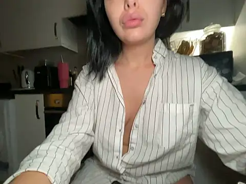 Snapshot of FrancescaXO chatting on April 17, 4:48 am FrancescaXO online show from April 17, 4:48 am