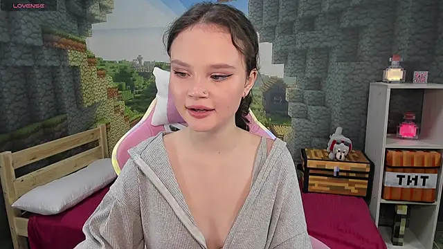 EmilyChaves online show from October 18, 3:57 pm