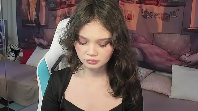 EmilyChaves online show from November 18, 11:03 am