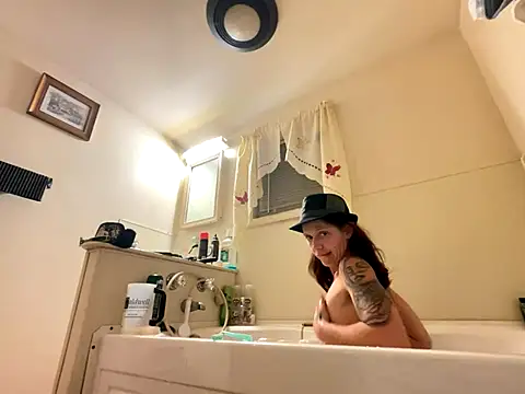 Snapshot of YoMomma-xoxo13 chatting on October 12, 7:29 am YoMomma-xoxo13 online show from October 12, 7:29 am