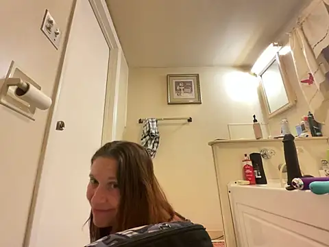 Snapshot of YoMomma-xoxo13 chatting on December 23, 12:30 am YoMomma-xoxo13 online show from December 23, 12:30 am