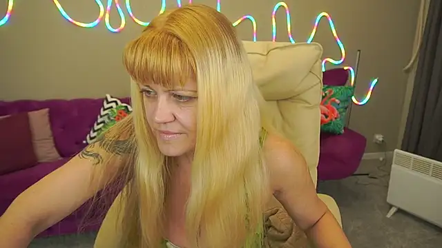 Snapshot of BellaLaPetit chatting on October 24, 1:40 pm BellaLaPetit online show from October 24, 1:40 pm