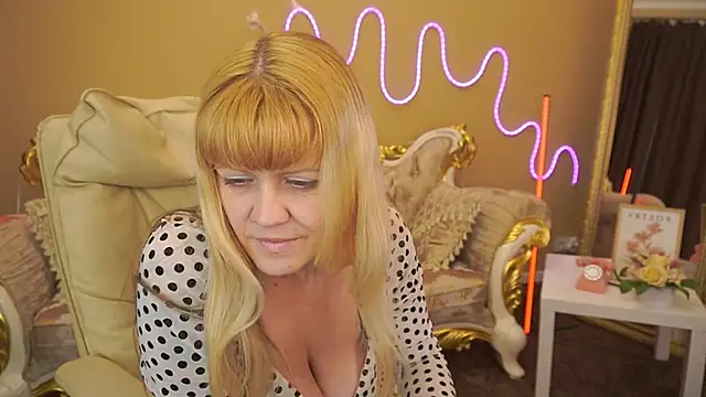 BellaLaPetit online show from November 10, 2:38 pm