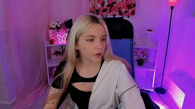 AuroraWrenfield online show from September 22, 10:39 am